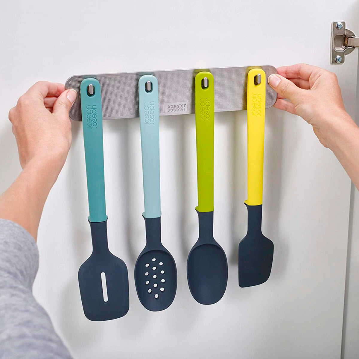 Set de 4 utensilios con soporte para colgar