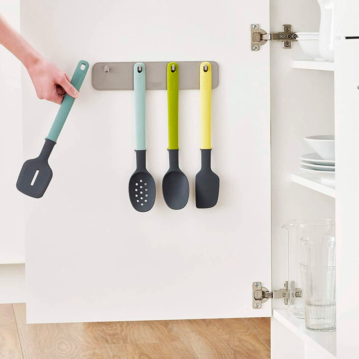 Set de 4 utensilios con soporte para colgar