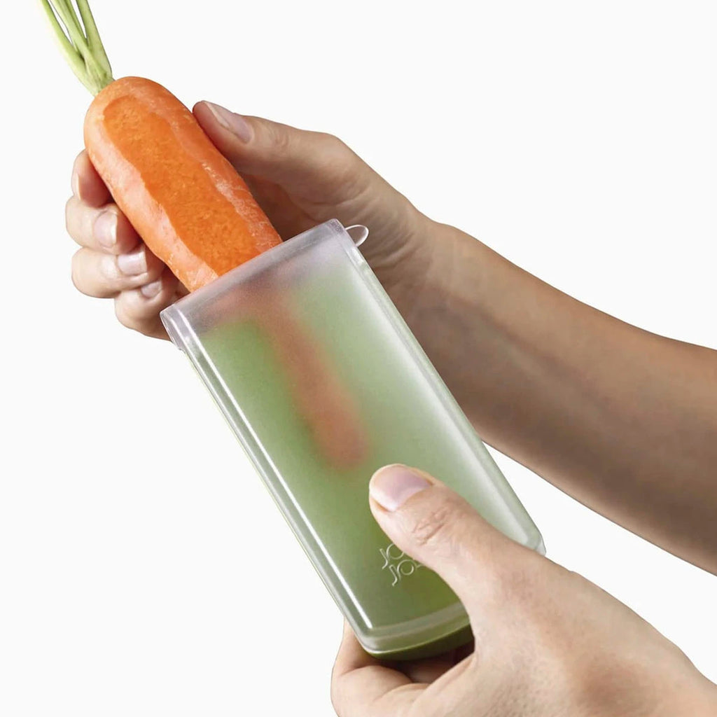 Pelador con depósito verde