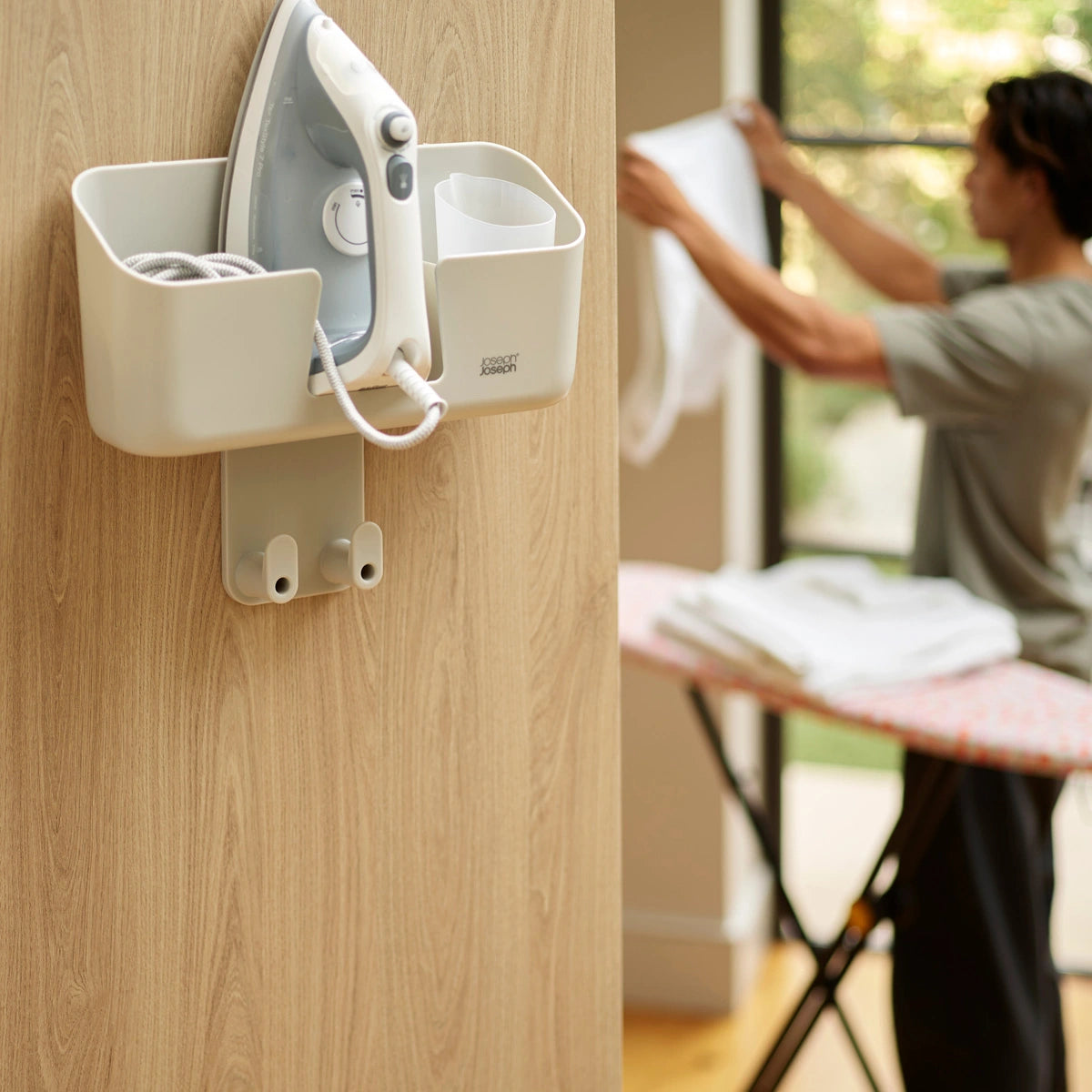 Soporte de pared para accesorios de planchado