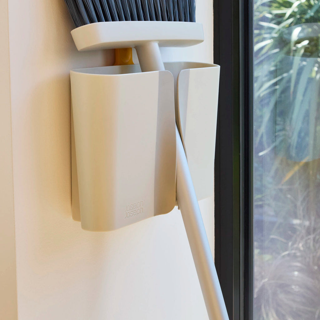 Escoba con soporte para pared