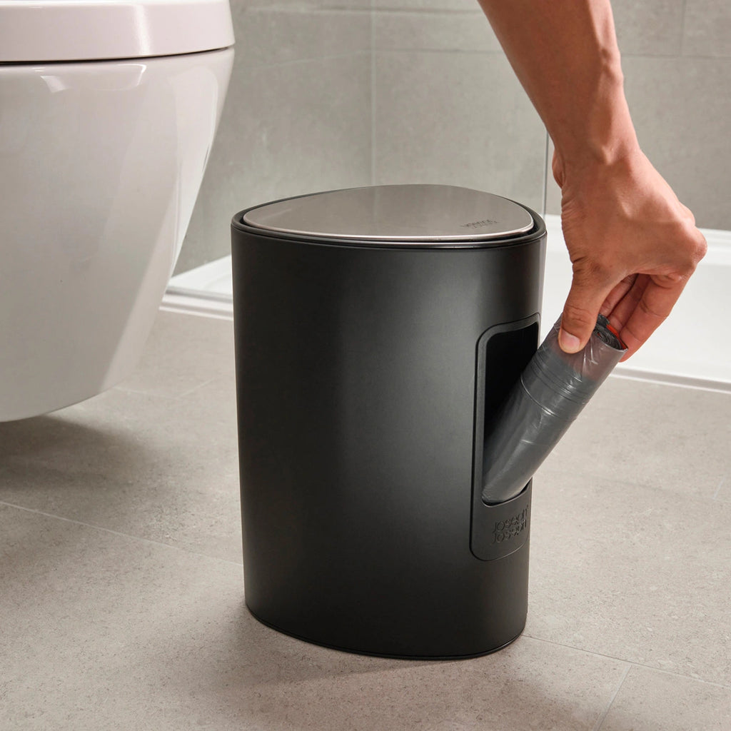 Cubo de basura negro con pedal de 5L