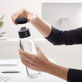 Botella con tapa contadora negra