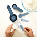 Juego de tazas y cucharas medidoras Nest tonos azul