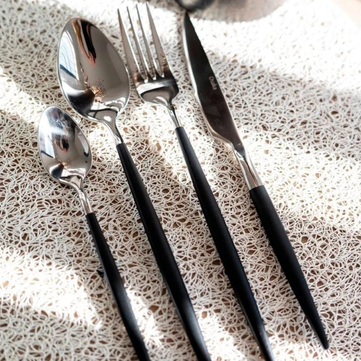 Set de 24 cubiertos de acero inox con mango negro