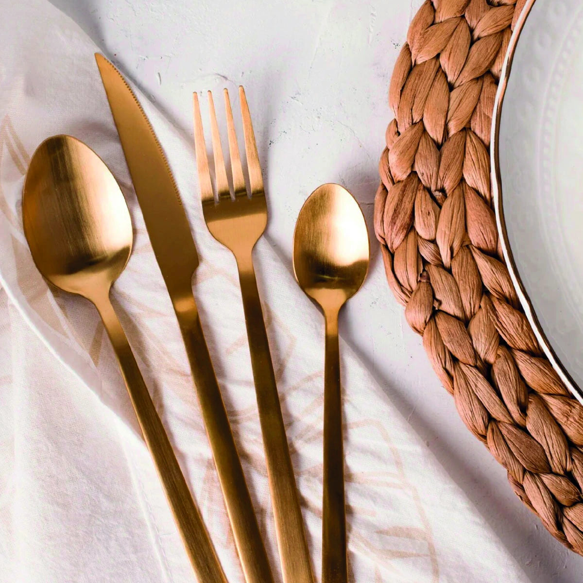 Set de 24 cubiertos dorados de acero inoxidable